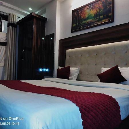 Hotel Janvi Palace Delhi Kültér fotó
