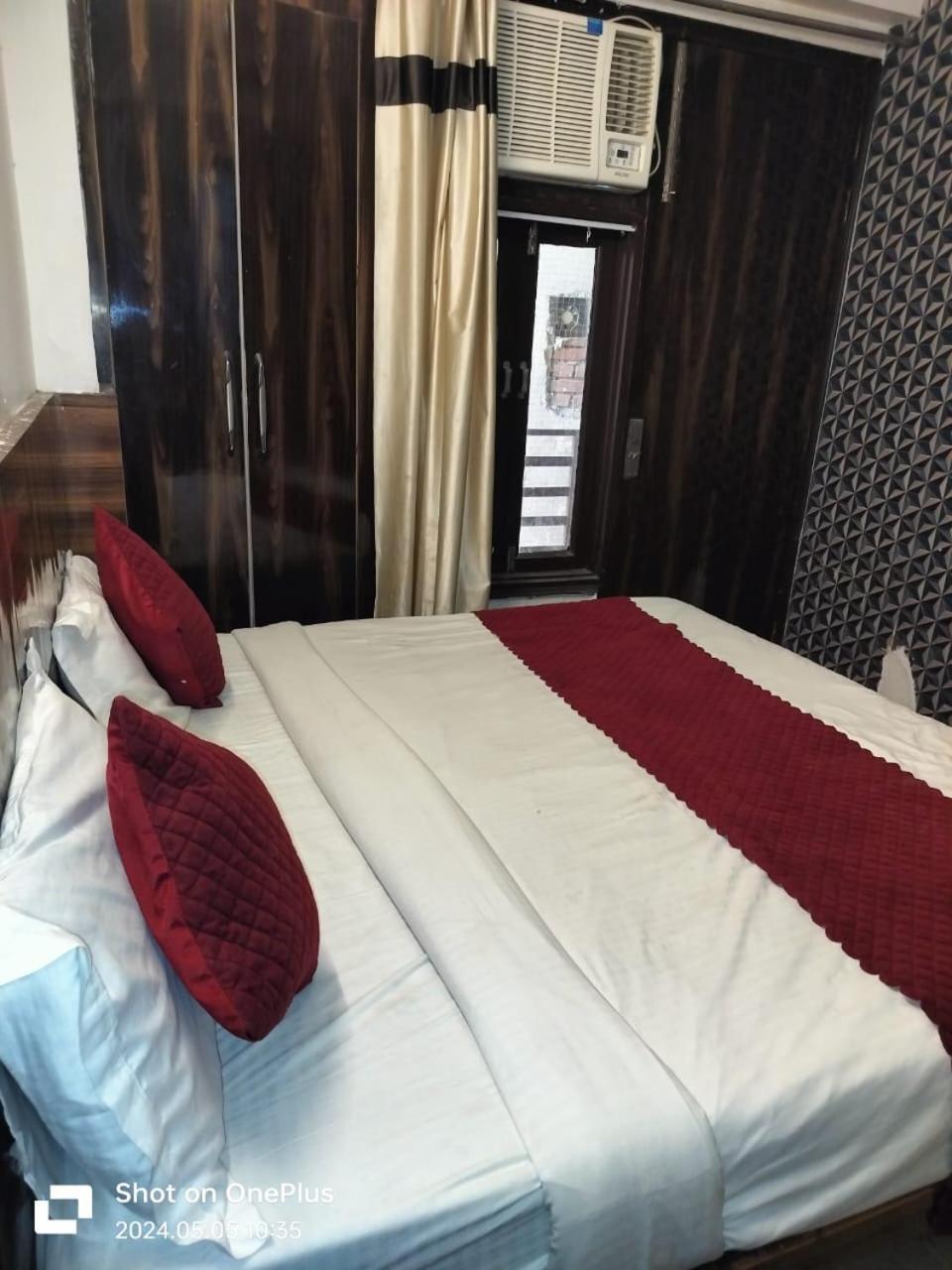 Hotel Janvi Palace Delhi Kültér fotó